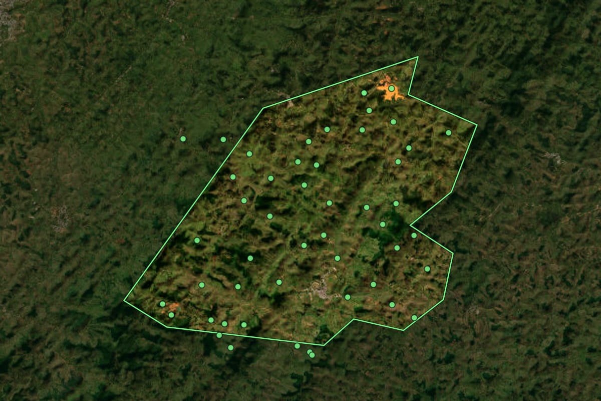 Imagem de satélite de Miraí (MG), com o contorno do município e a posição dos imóveis desta página.