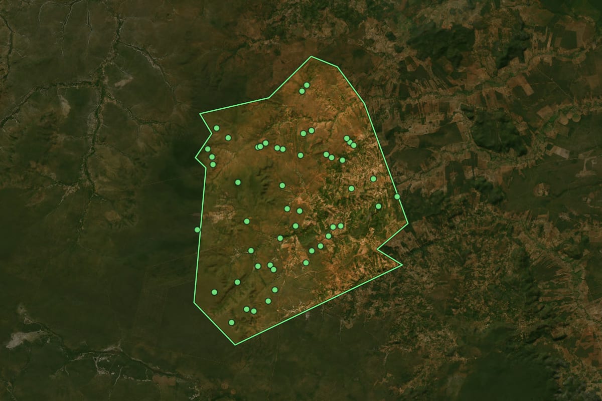 Imagem de satélite de Miravânia (MG), com o contorno do município e a posição dos imóveis desta página.