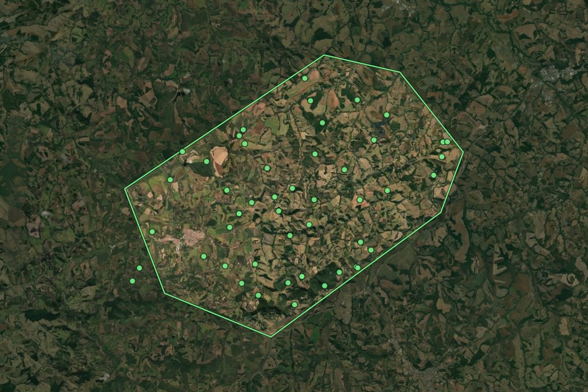 Imagem de satélite de Monsenhor Paulo (MG), com o contorno do município e a posição dos imóveis desta página.