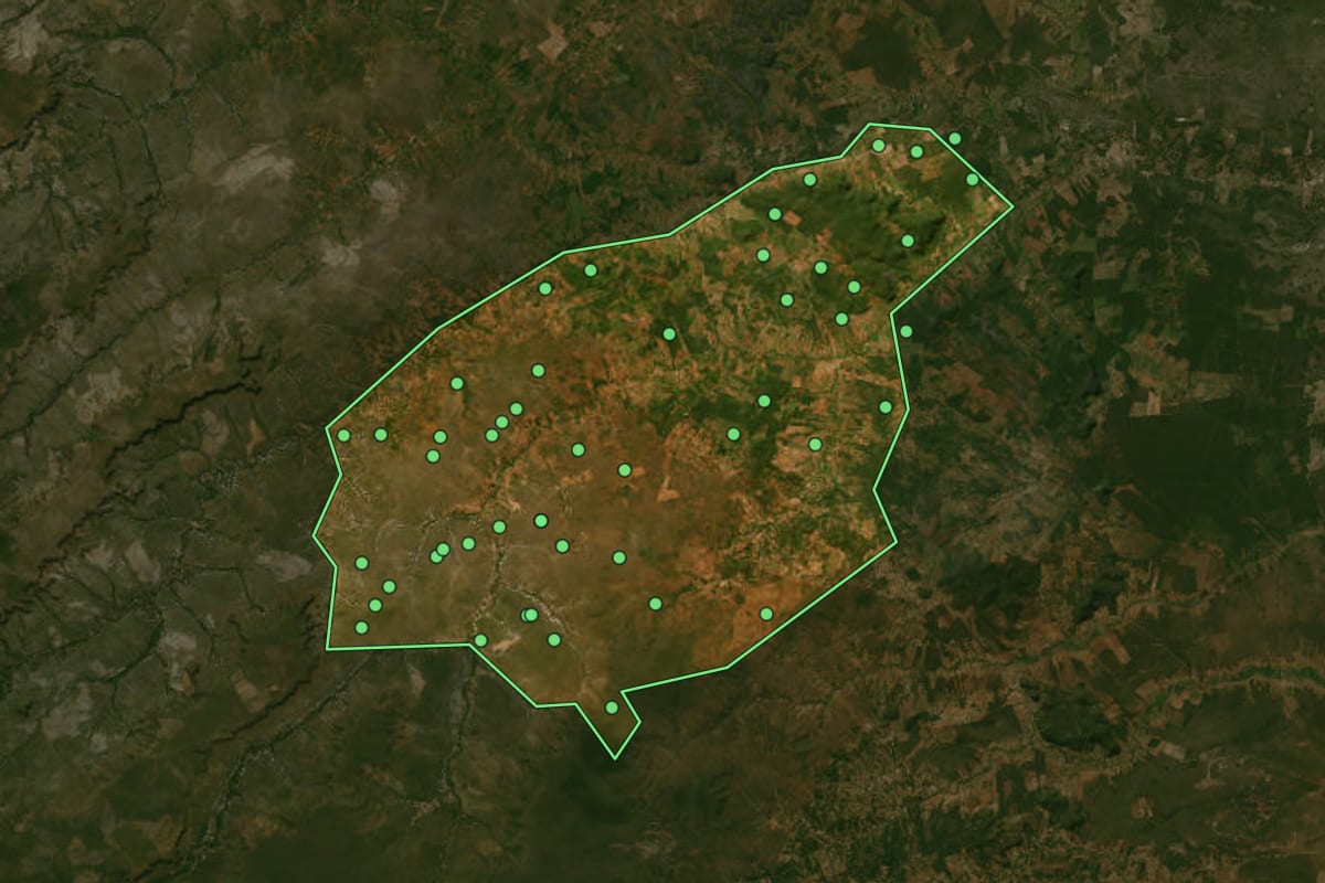 Imagem de satélite de Montalvânia (MG), com o contorno do município e a posição dos imóveis desta página.