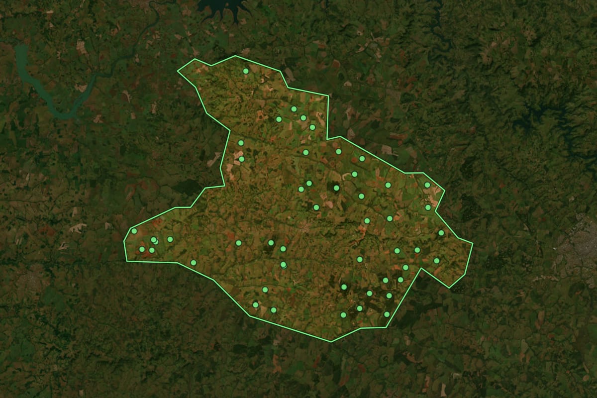 Imagem de satélite de Monte Alegre de Minas (MG), com o contorno do município e a posição dos imóveis desta página.