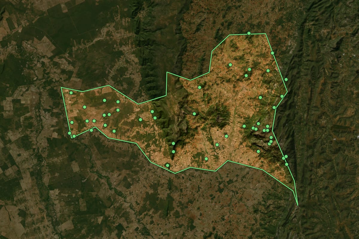 Imagem de satélite de Monte Azul (MG), com o contorno do município e a posição dos imóveis desta página.