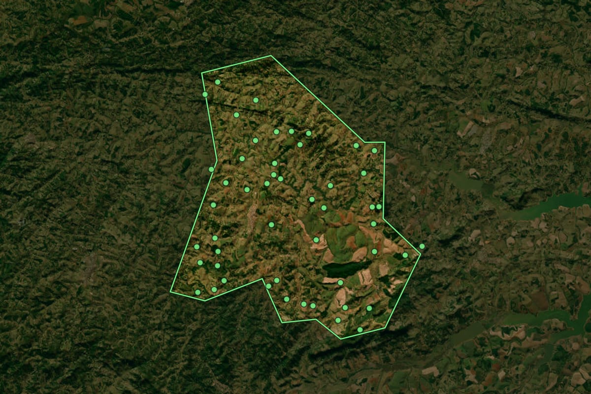 Imagem de satélite de Monte Belo (MG), com o contorno do município e a posição dos imóveis desta página.