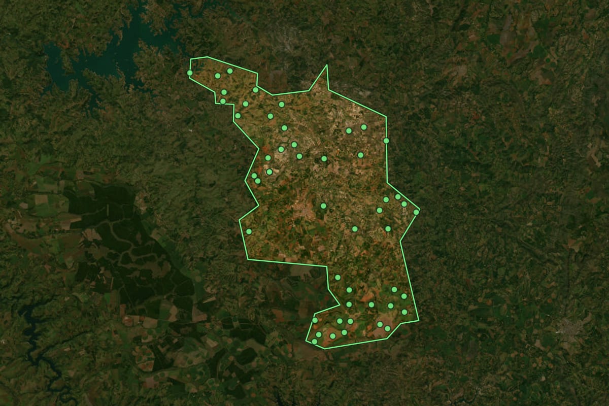 Imagem de satélite de Monte Carmelo (MG), com o contorno do município e a posição dos imóveis desta página.