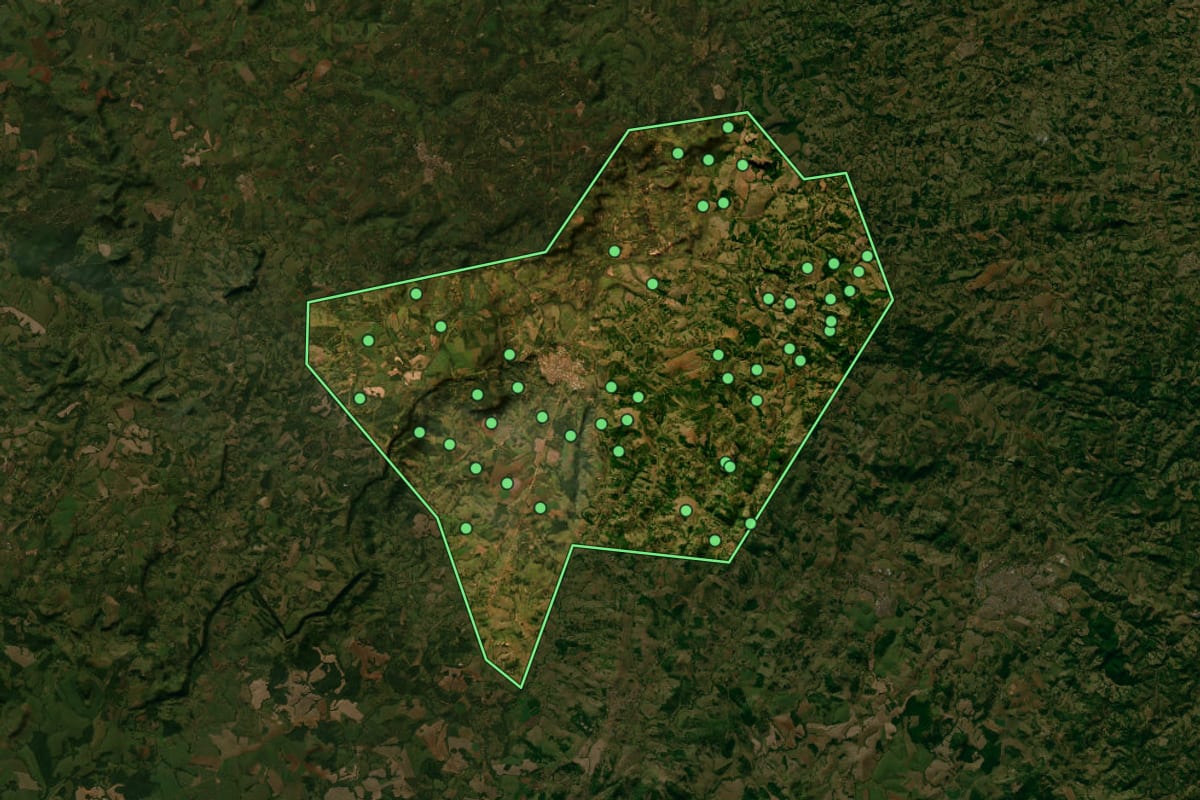 Imagem de satélite de Monte Santo de Minas (MG), com o contorno do município e a posição dos imóveis desta página.