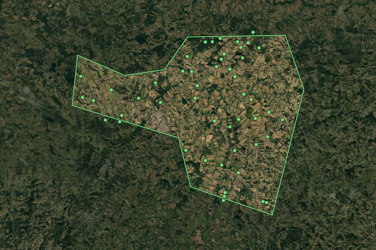 Imagem de satélite de Monte Sião (MG), com o contorno do município e a posição dos imóveis desta página.