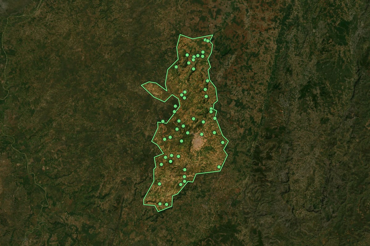 Imagem de satélite de Montes Claros (MG), com o contorno do município e a posição dos imóveis desta página.