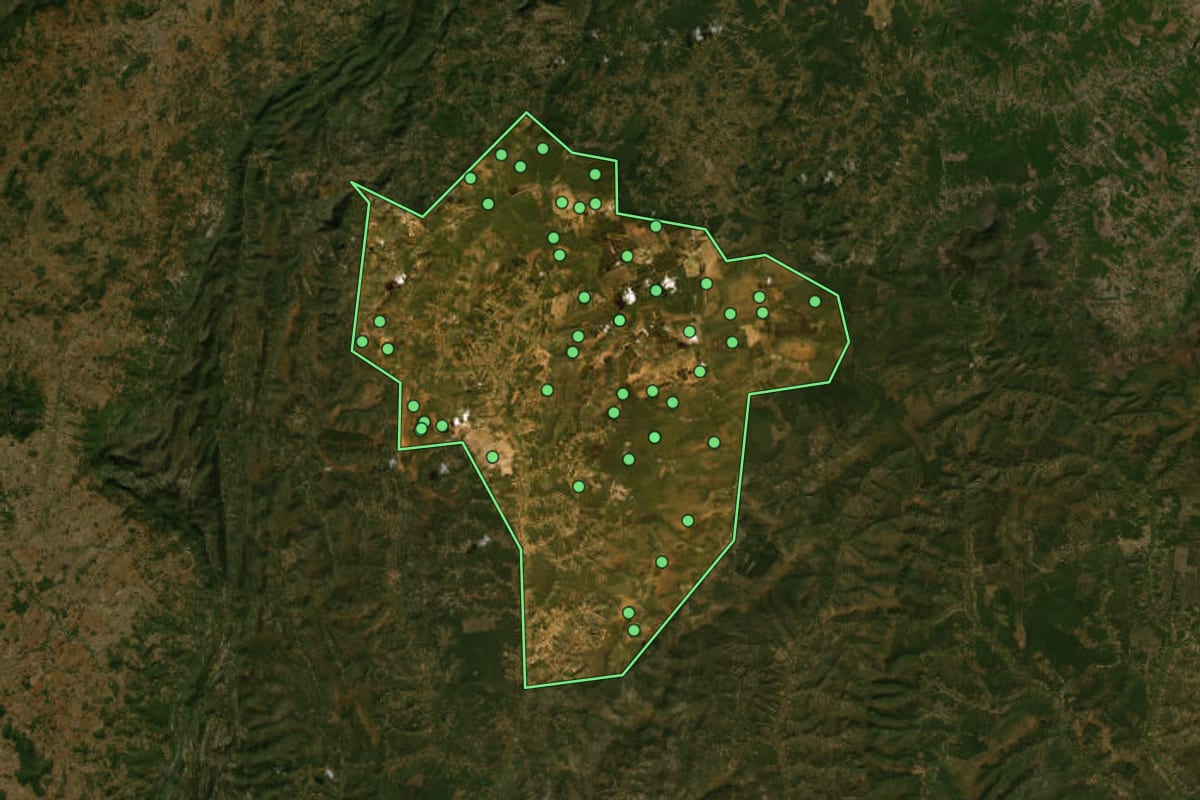 Imagem de satélite de Montezuma (MG), com o contorno do município e a posição dos imóveis desta página.