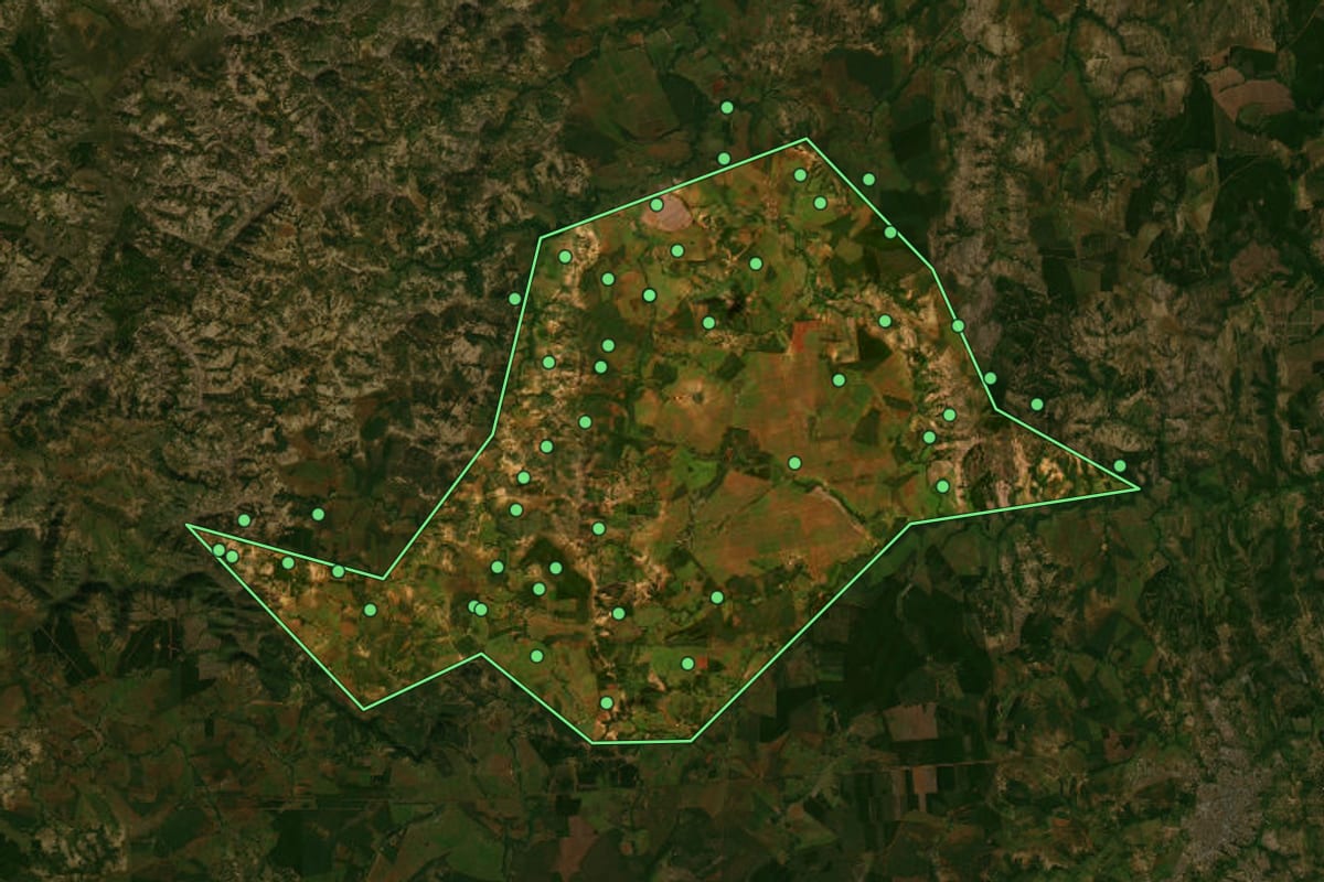 Imagem de satélite de Morro da Garça (MG), com o contorno do município e a posição dos imóveis desta página.
