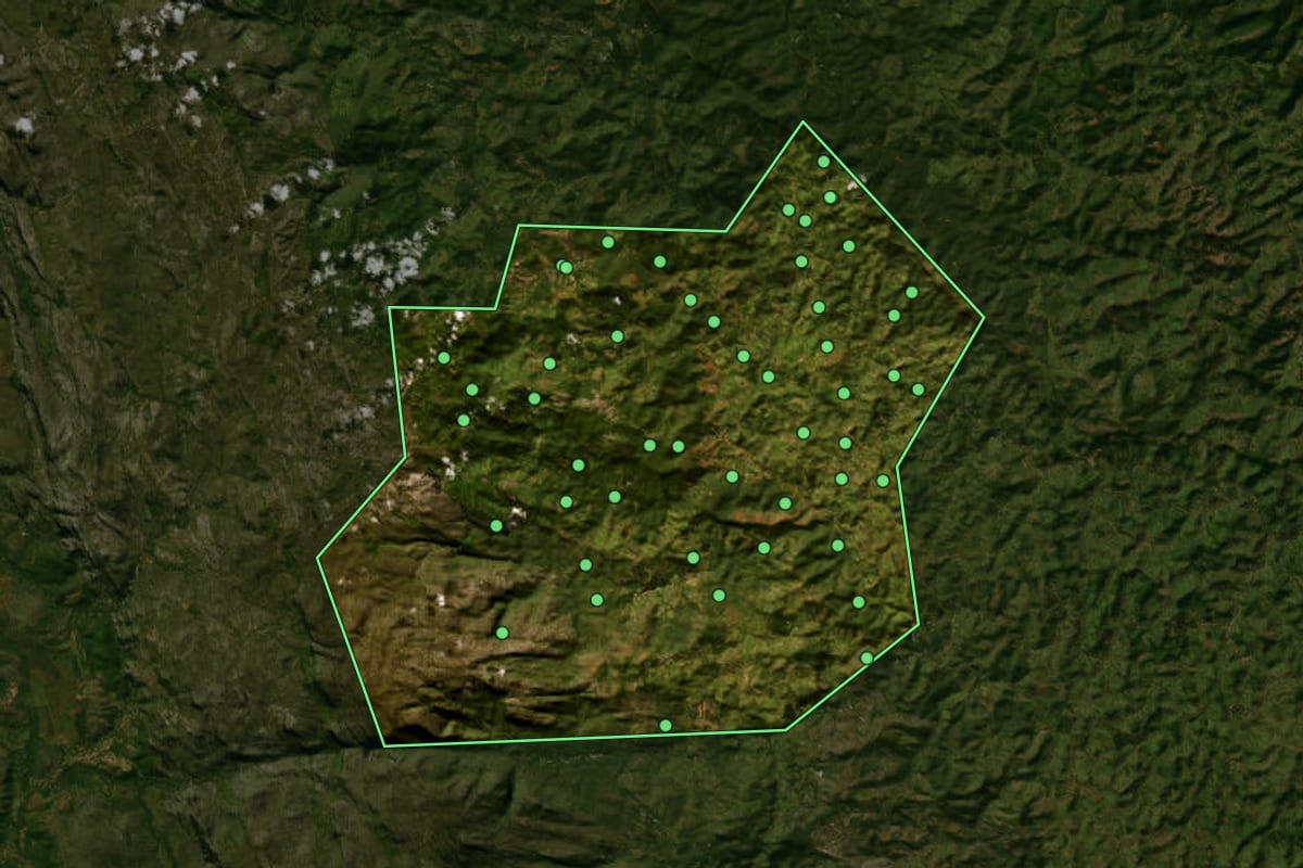 Imagem de satélite de Morro do Pilar (MG), com o contorno do município e a posição dos imóveis desta página.