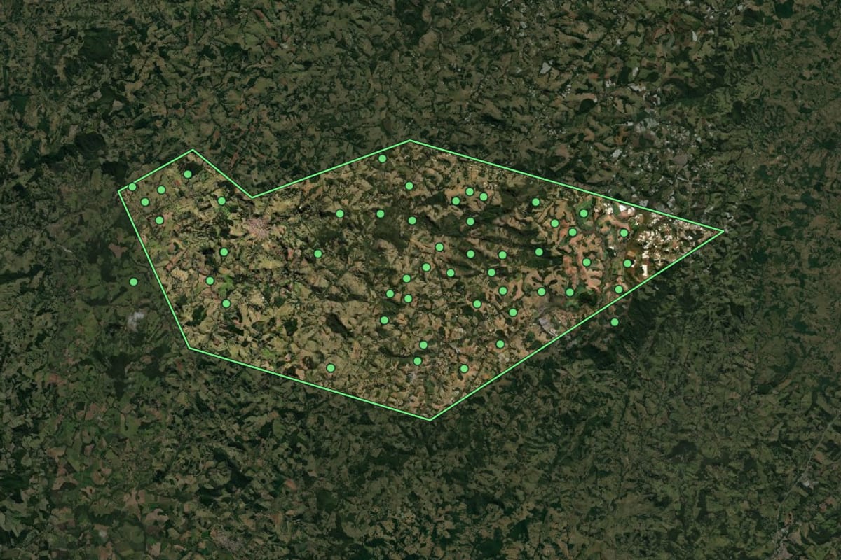Imagem de satélite de Munhoz (MG), com o contorno do município e a posição dos imóveis desta página.