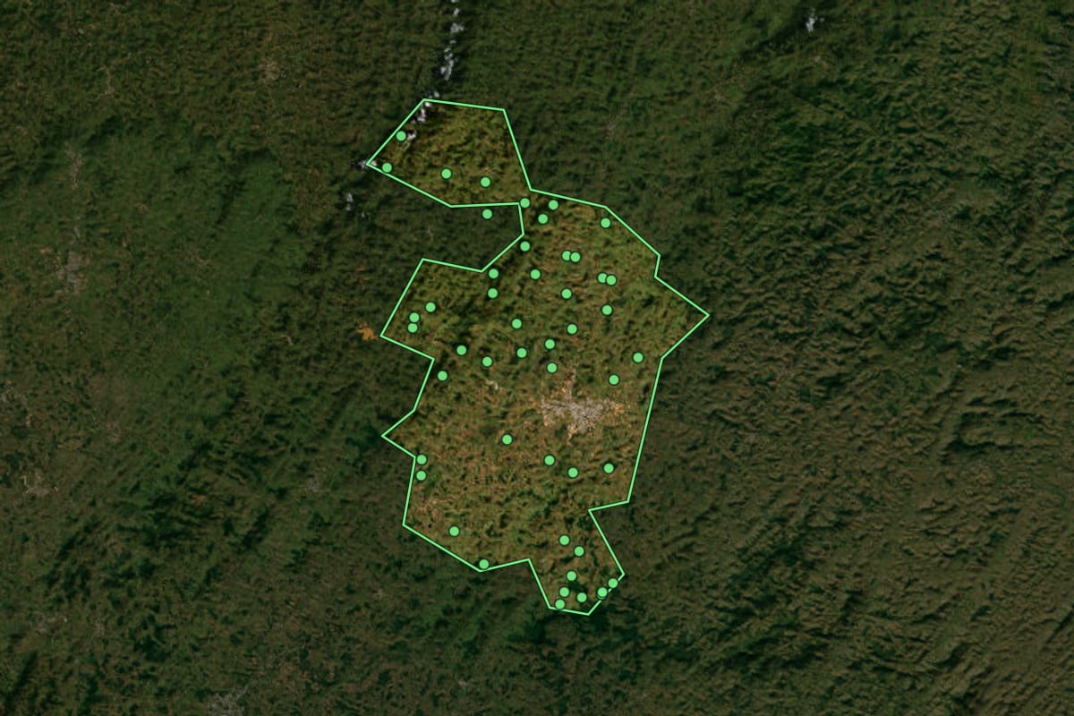 Imagem de satélite de Muriaé (MG), com o contorno do município e a posição dos imóveis desta página.