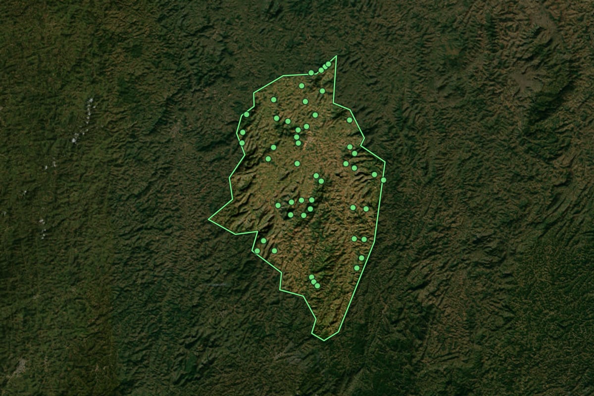 Imagem de satélite de Mutum (MG), com o contorno do município e a posição dos imóveis desta página.