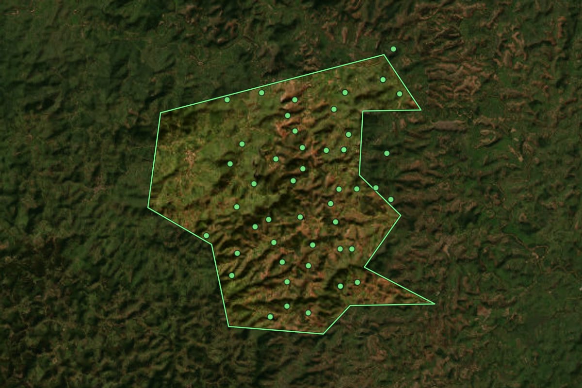 Imagem de satélite de Nacip Raydan (MG), com o contorno do município e a posição dos imóveis desta página.