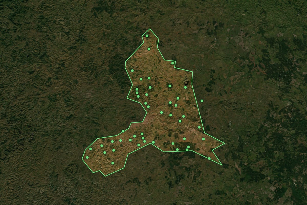 Imagem de satélite de Nanuque (MG), com o contorno do município e a posição dos imóveis desta página.