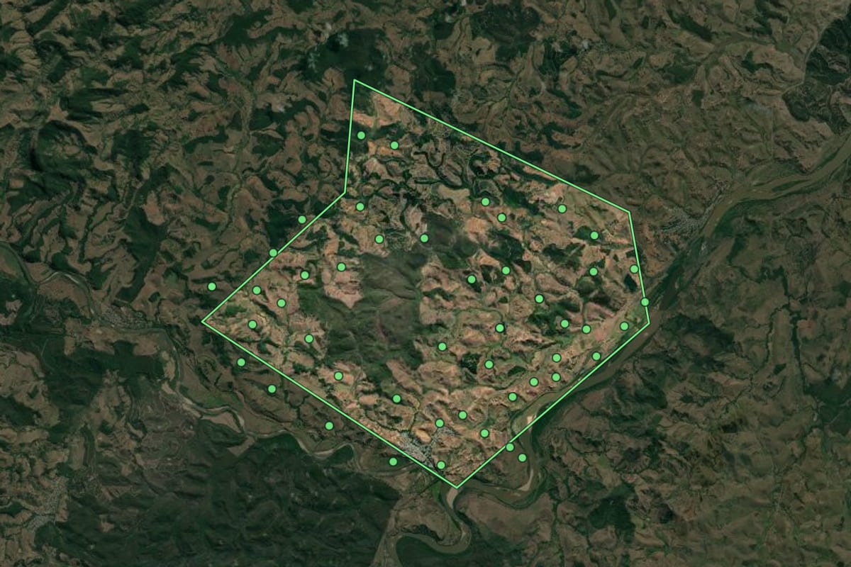Imagem de satélite de Naque (MG), com o contorno do município e a posição dos imóveis desta página.