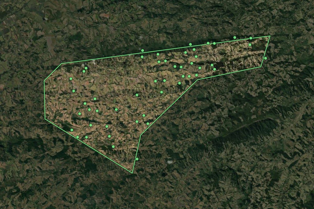 Imagem de satélite de Natércia (MG), com o contorno do município e a posição dos imóveis desta página.