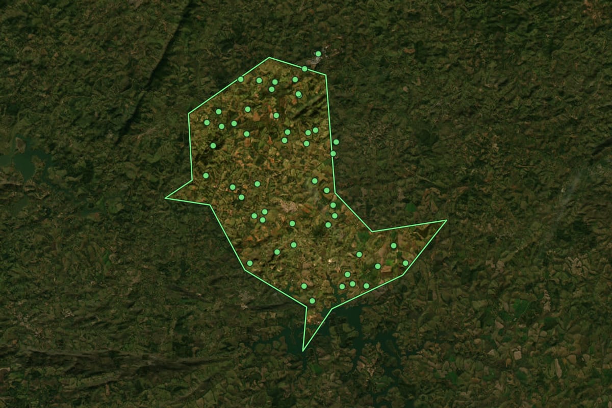 Imagem de satélite de Nazareno (MG), com o contorno do município e a posição dos imóveis desta página.