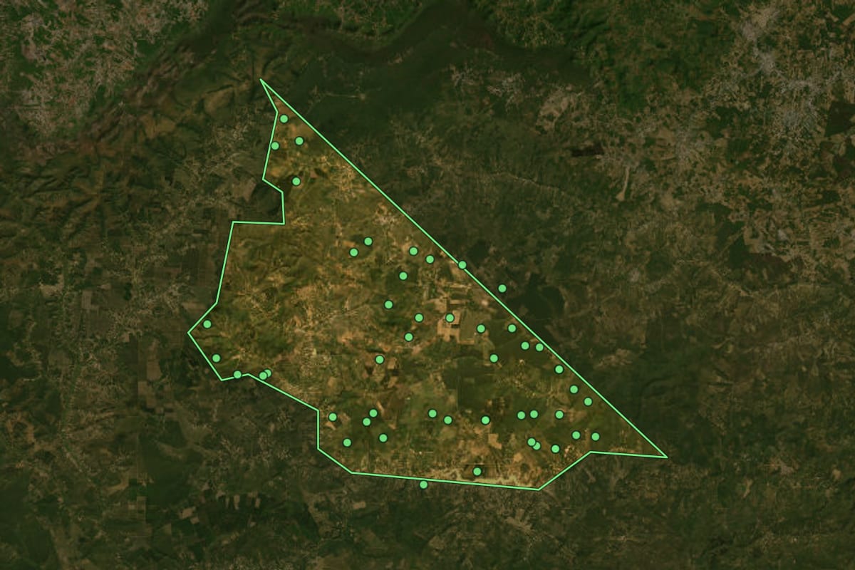 Imagem de satélite de Ninheira (MG), com o contorno do município e a posição dos imóveis desta página.