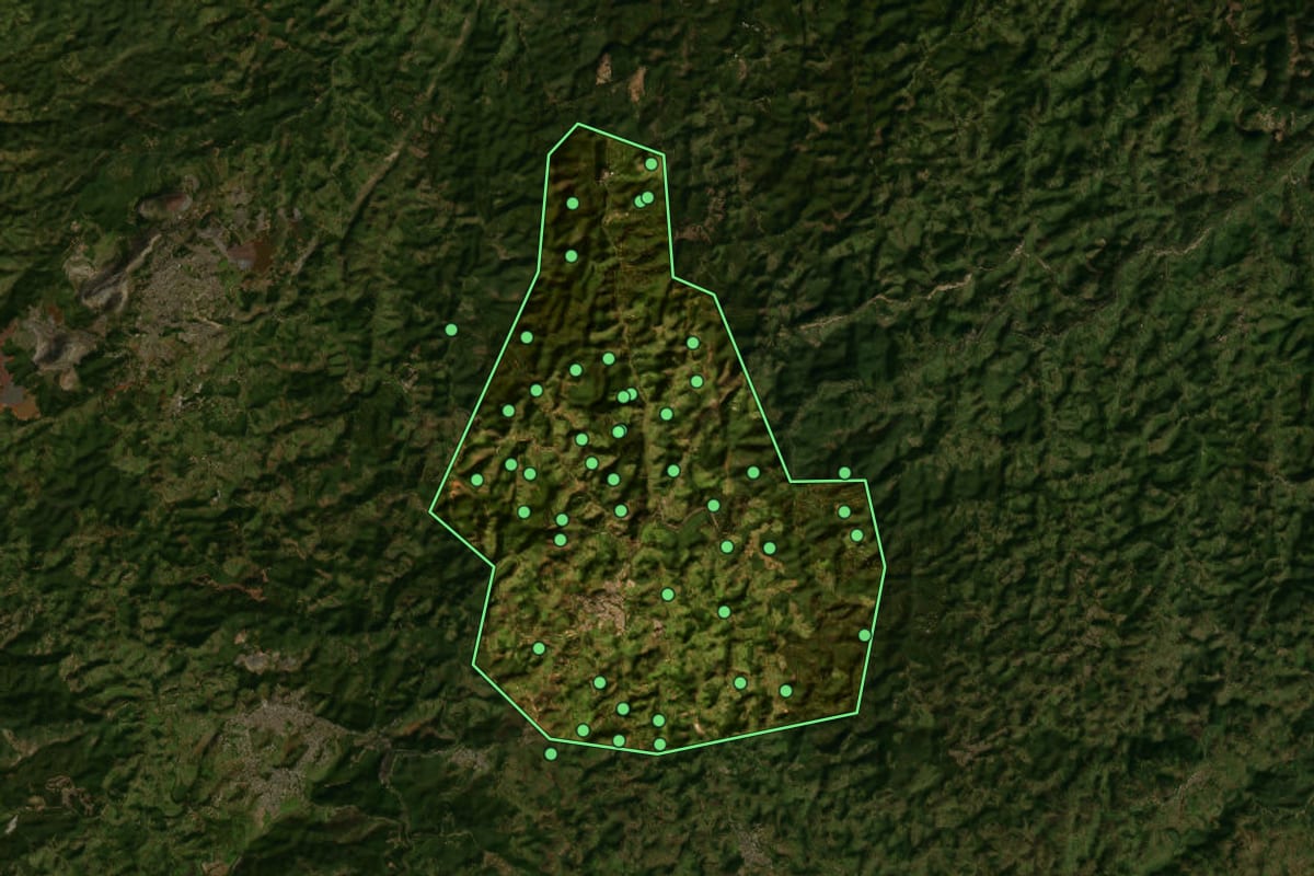 Imagem de satélite de Nova Era (MG), com o contorno do município e a posição dos imóveis desta página.