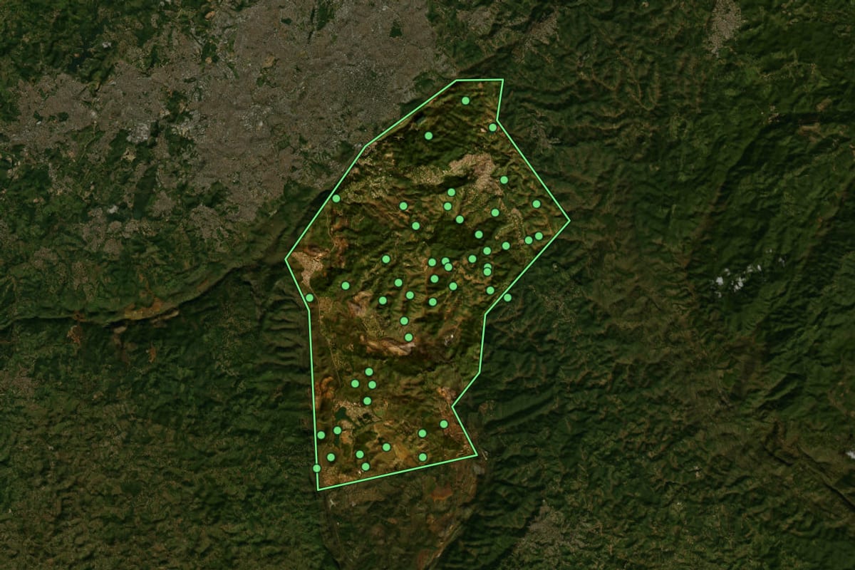 Imagem de satélite de Nova Lima (MG), com o contorno do município e a posição dos imóveis desta página.