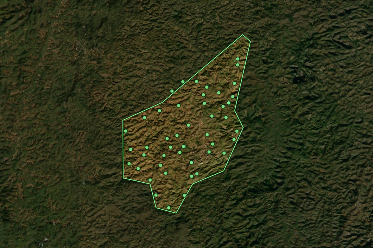 Imagem de satélite de Nova Módica (MG), com o contorno do município e a posição dos imóveis desta página.