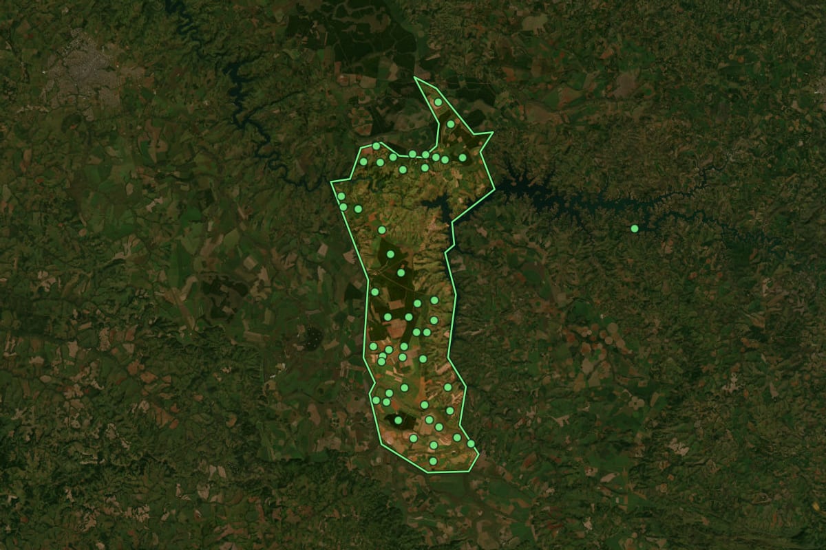 Imagem de satélite de Nova Ponte (MG), com o contorno do município e a posição dos imóveis desta página.