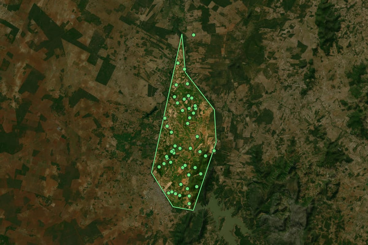 Imagem de satélite de Nova Porteirinha (MG), com o contorno do município e a posição dos imóveis desta página.