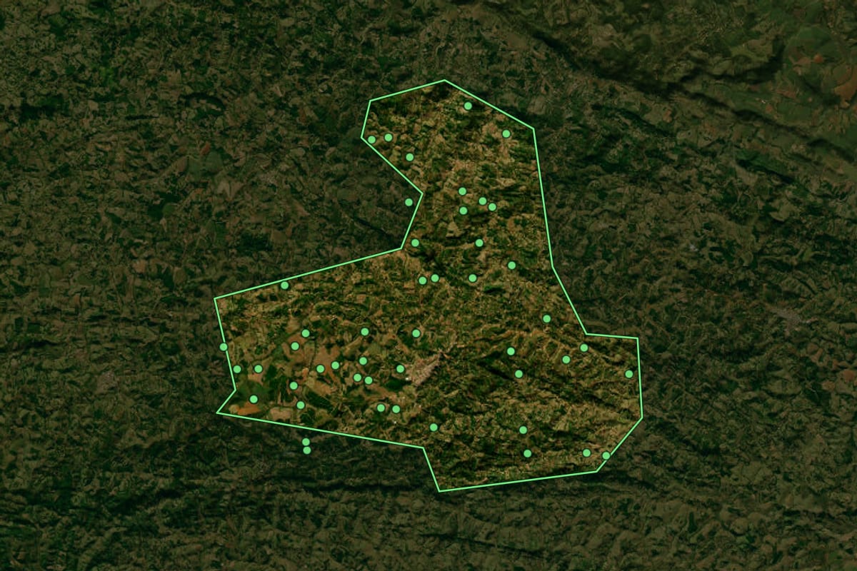 Imagem de satélite de Nova Resende (MG), com o contorno do município e a posição dos imóveis desta página.