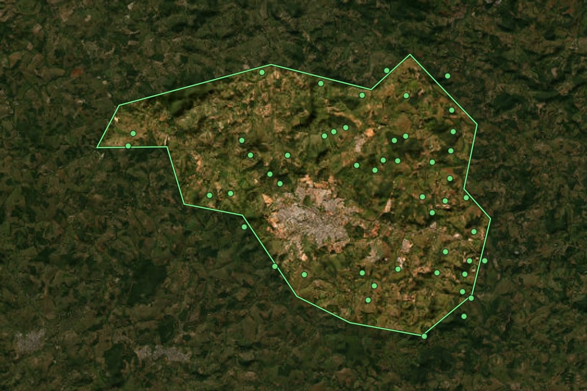 Imagem de satélite de Nova Serrana (MG), com o contorno do município e a posição dos imóveis desta página.