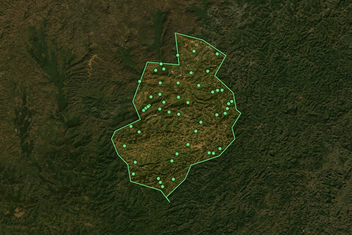 Imagem de satélite de Novo Cruzeiro (MG), com o contorno do município e a posição dos imóveis desta página.