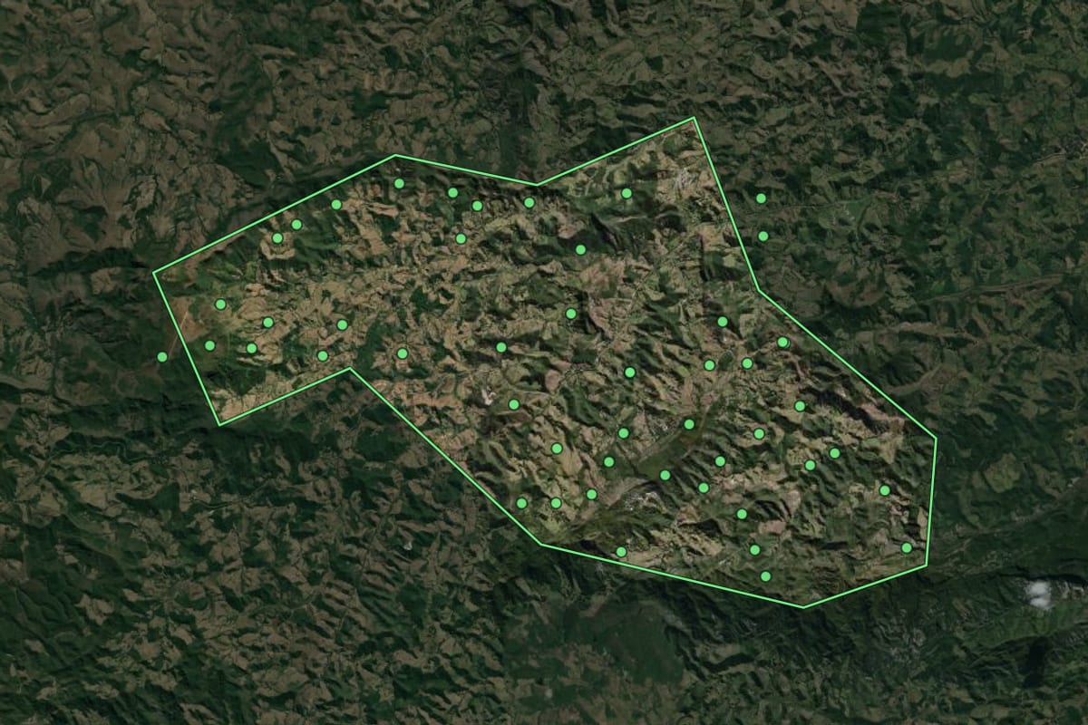 Imagem de satélite de Olaria (MG), com o contorno do município e a posição dos imóveis desta página.