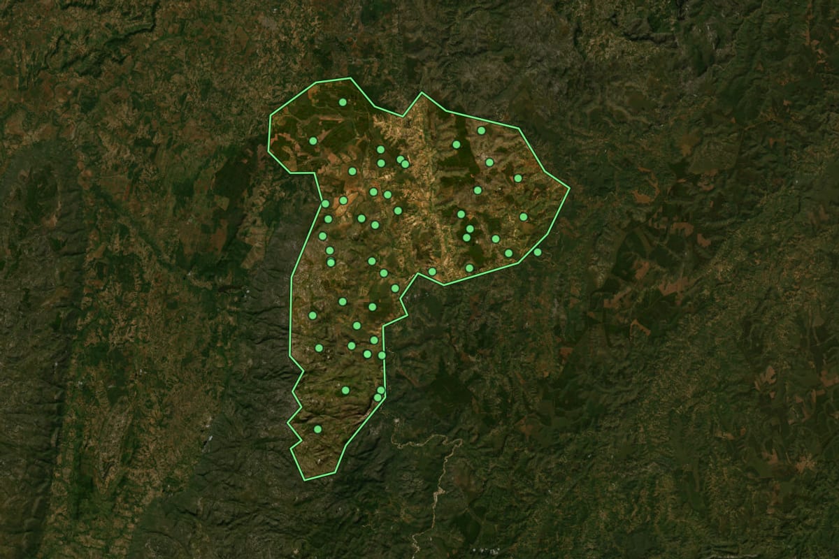 Imagem de satélite de Olhos-d'Água (MG), com o contorno do município e a posição dos imóveis desta página.