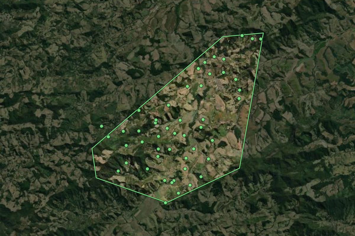 Imagem de satélite de Olímpio Noronha (MG), com o contorno do município e a posição dos imóveis desta página.
