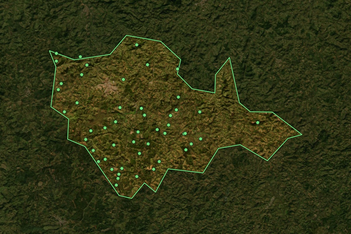 Imagem de satélite de Oliveira (MG), com o contorno do município e a posição dos imóveis desta página.