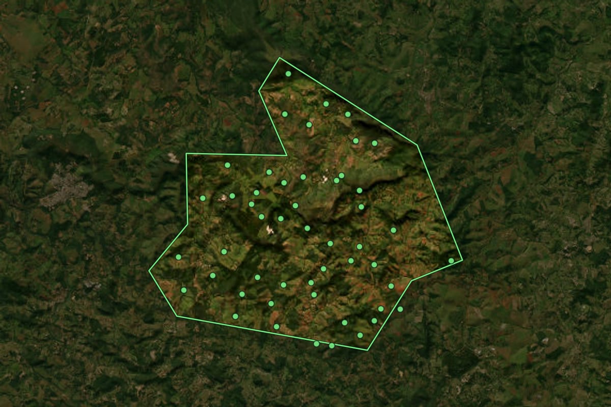 Imagem de satélite de Onça de Pitangui (MG), com o contorno do município e a posição dos imóveis desta página.