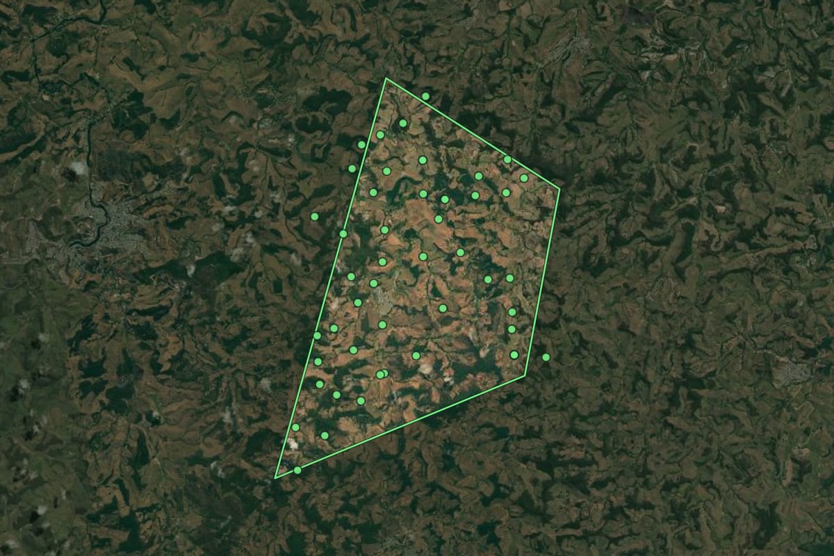 Imagem de satélite de Oratórios (MG), com o contorno do município e a posição dos imóveis desta página.