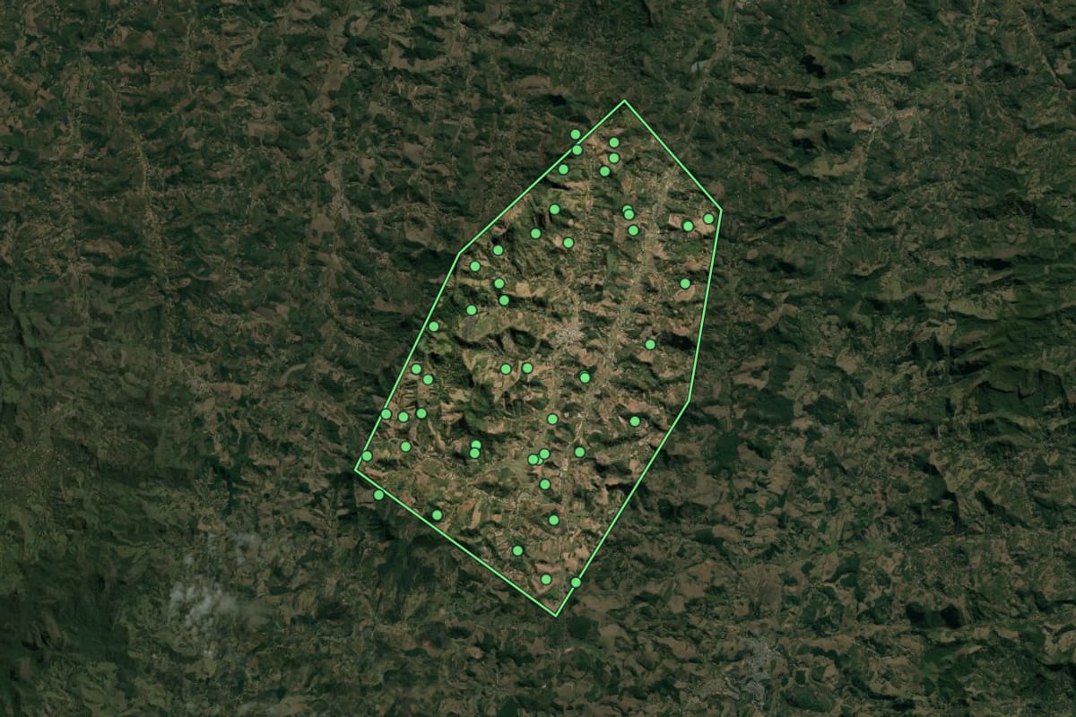 Imagem de satélite de Orizânia (MG), com o contorno do município e a posição dos imóveis desta página.
