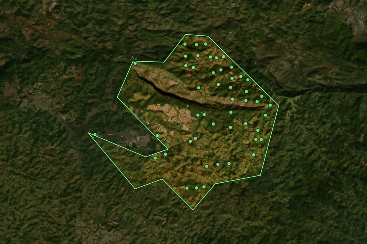 Imagem de satélite de Ouro Branco (MG), com o contorno do município e a posição dos imóveis desta página.