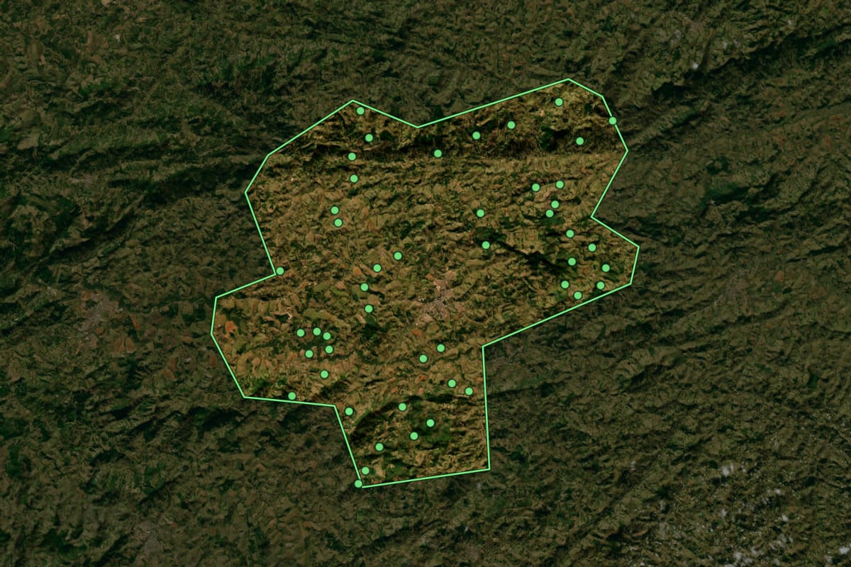Imagem de satélite de Ouro Fino (MG), com o contorno do município e a posição dos imóveis desta página.
