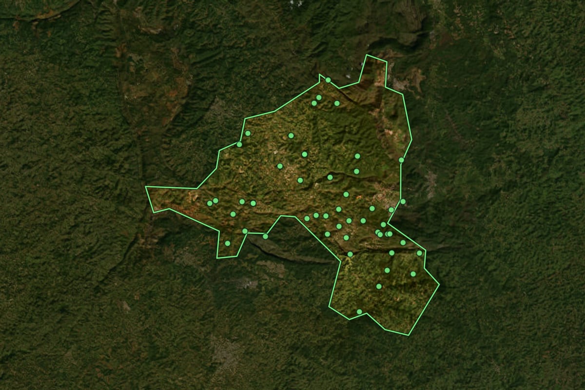 Imagem de satélite de Ouro Preto (MG), com o contorno do município e a posição dos imóveis desta página.