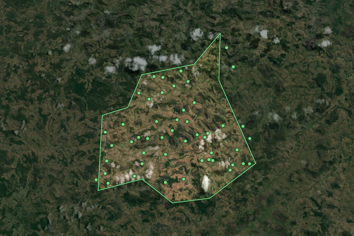 Imagem de satélite de Ouro Verde de Minas (MG), com o contorno do município e a posição dos imóveis desta página.
