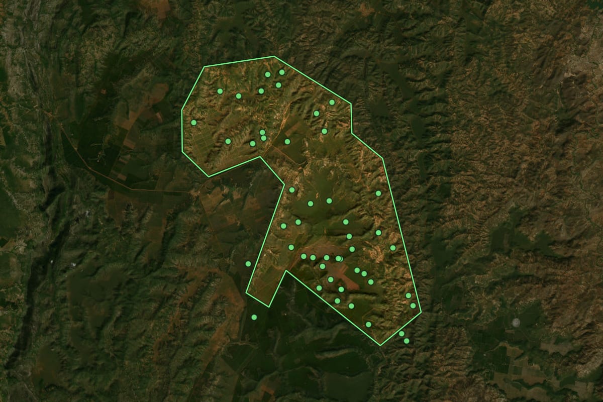 Imagem de satélite de Padre Carvalho (MG), com o contorno do município e a posição dos imóveis desta página.