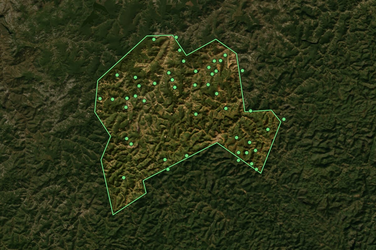 Imagem de satélite de Padre Paraíso (MG), com o contorno do município e a posição dos imóveis desta página.