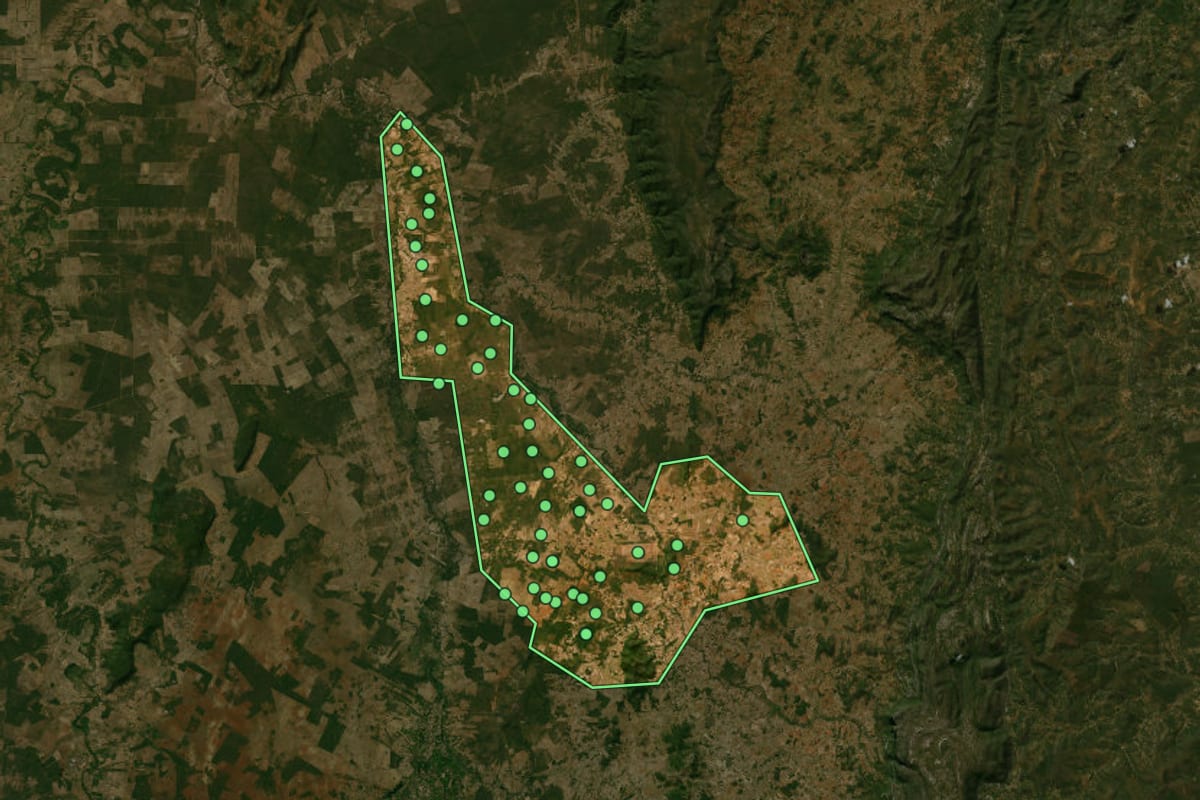 Imagem de satélite de Pai Pedro (MG), com o contorno do município e a posição dos imóveis desta página.