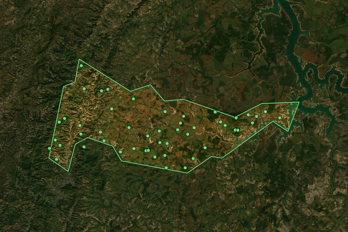 Imagem de satélite de Paineiras (MG), com o contorno do município e a posição dos imóveis desta página.