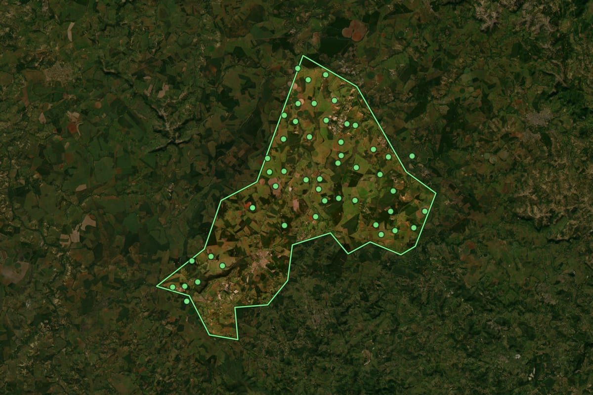 Imagem de satélite de Papagaios (MG), com o contorno do município e a posição dos imóveis desta página.