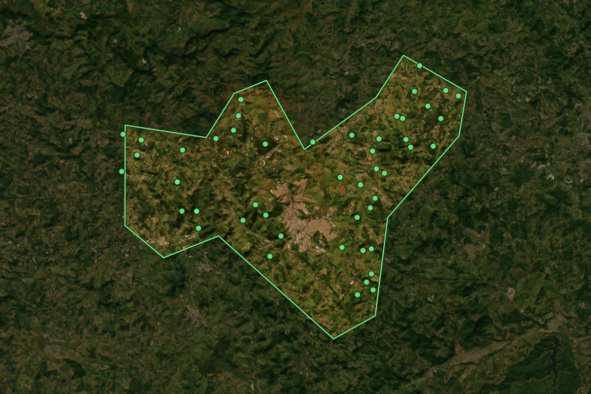 Imagem de satélite de Pará de Minas (MG), com o contorno do município e a posição dos imóveis desta página.
