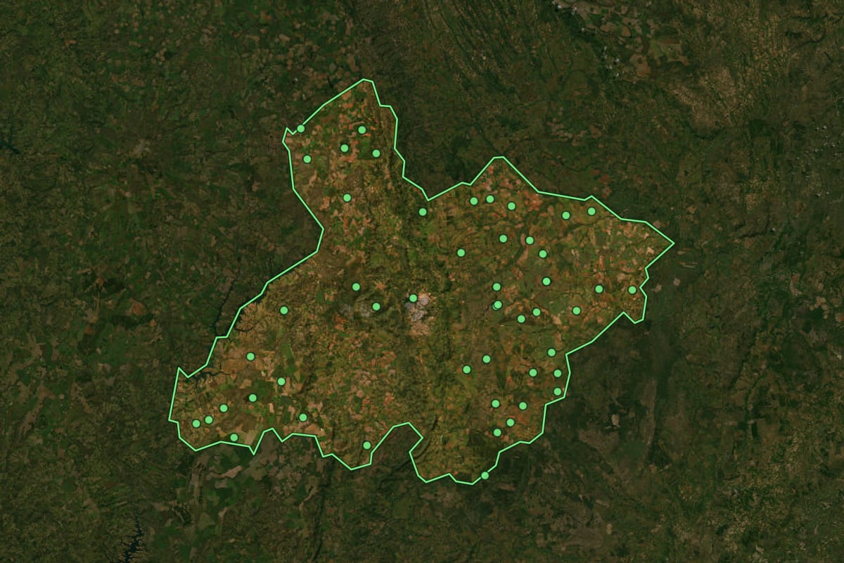 Imagem de satélite de Paracatu (MG), com o contorno do município e a posição dos imóveis desta página.