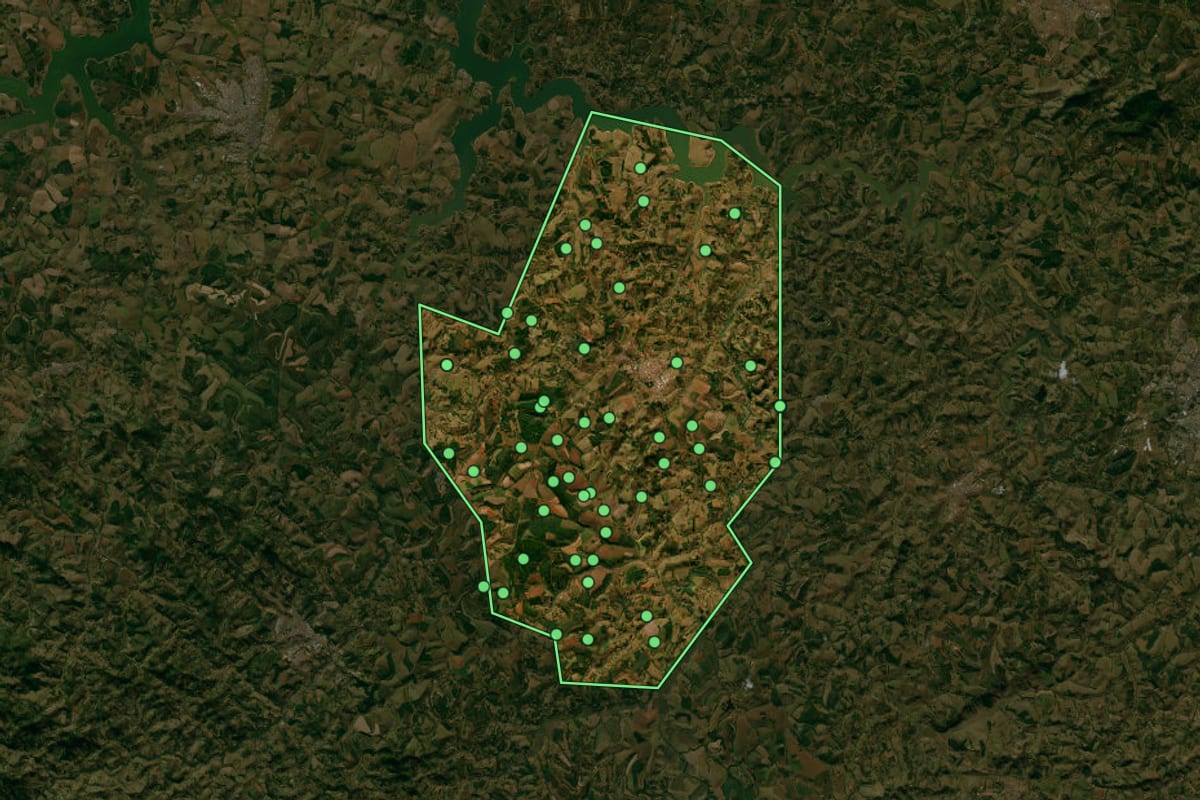 Imagem de satélite de Paraguaçu (MG), com o contorno do município e a posição dos imóveis desta página.